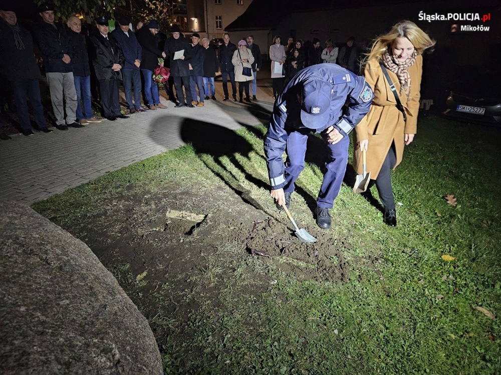 W Łaziskach Górnych wkopano kapsułę czasu. 35-lecie Towarzystwa Przyjaciół Łazisk Górnych
