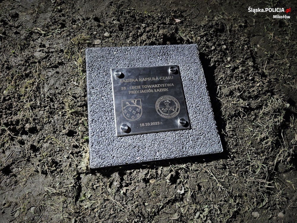 W Łaziskach Górnych wkopano kapsułę czasu. 35-lecie Towarzystwa Przyjaciół Łazisk Górnych