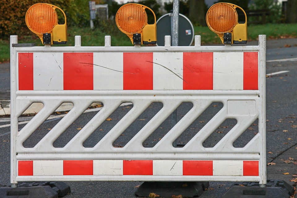 Jakie aspekty brać pod uwagę przy wyborze barier i ogrodzeń tymczasowych?
