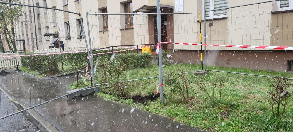 Przed blokiem w Siemianowicach Śląskich powstało 40-metrowe zapadlisko. Ewakuowano mieszkańców