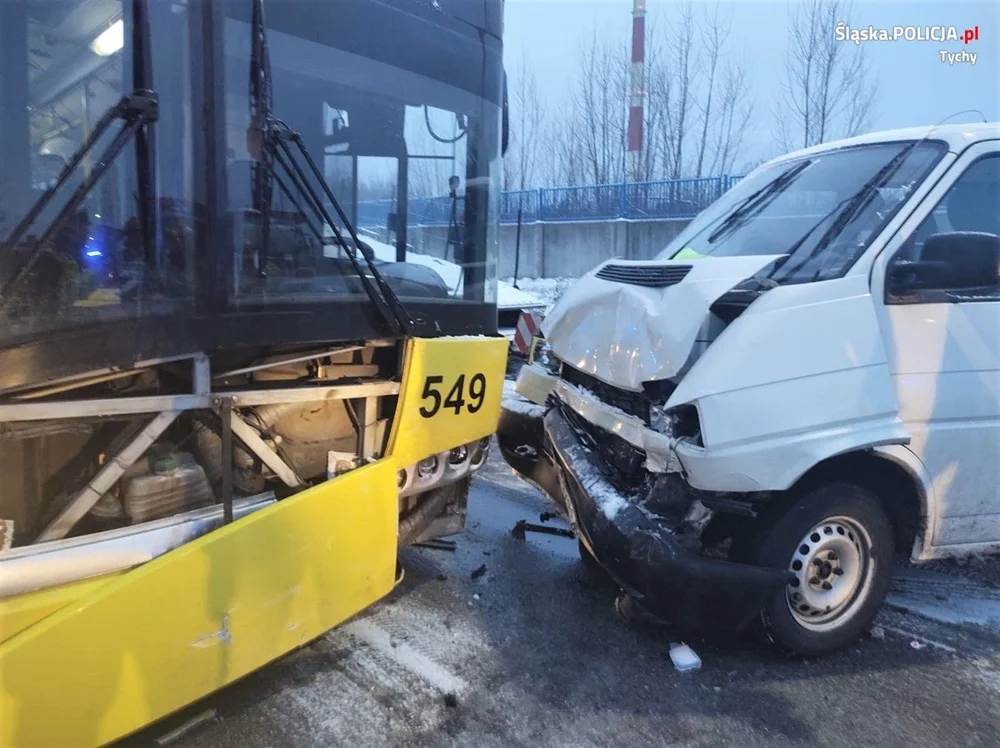Kolizja na ul. Turyńskiej w Tychach. 9 osób poszkodowanych trafiło do szpitali!