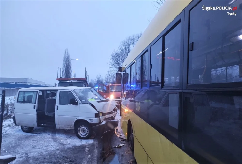 Kolizja na ul. Turyńskiej w Tychach. 9 osób poszkodowanych trafiło do szpitali!
