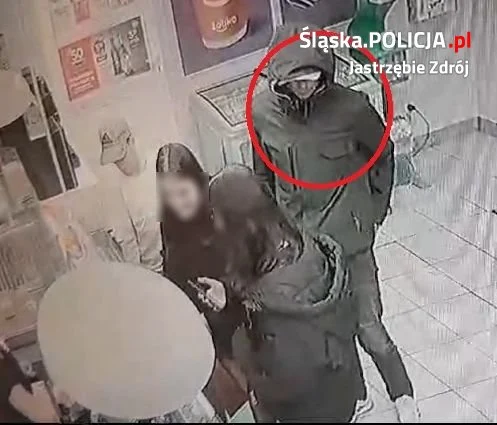 Podejrzenie kradzieży karty bankomatowej w Rybniku. Poznajesz tego mężczyznę?