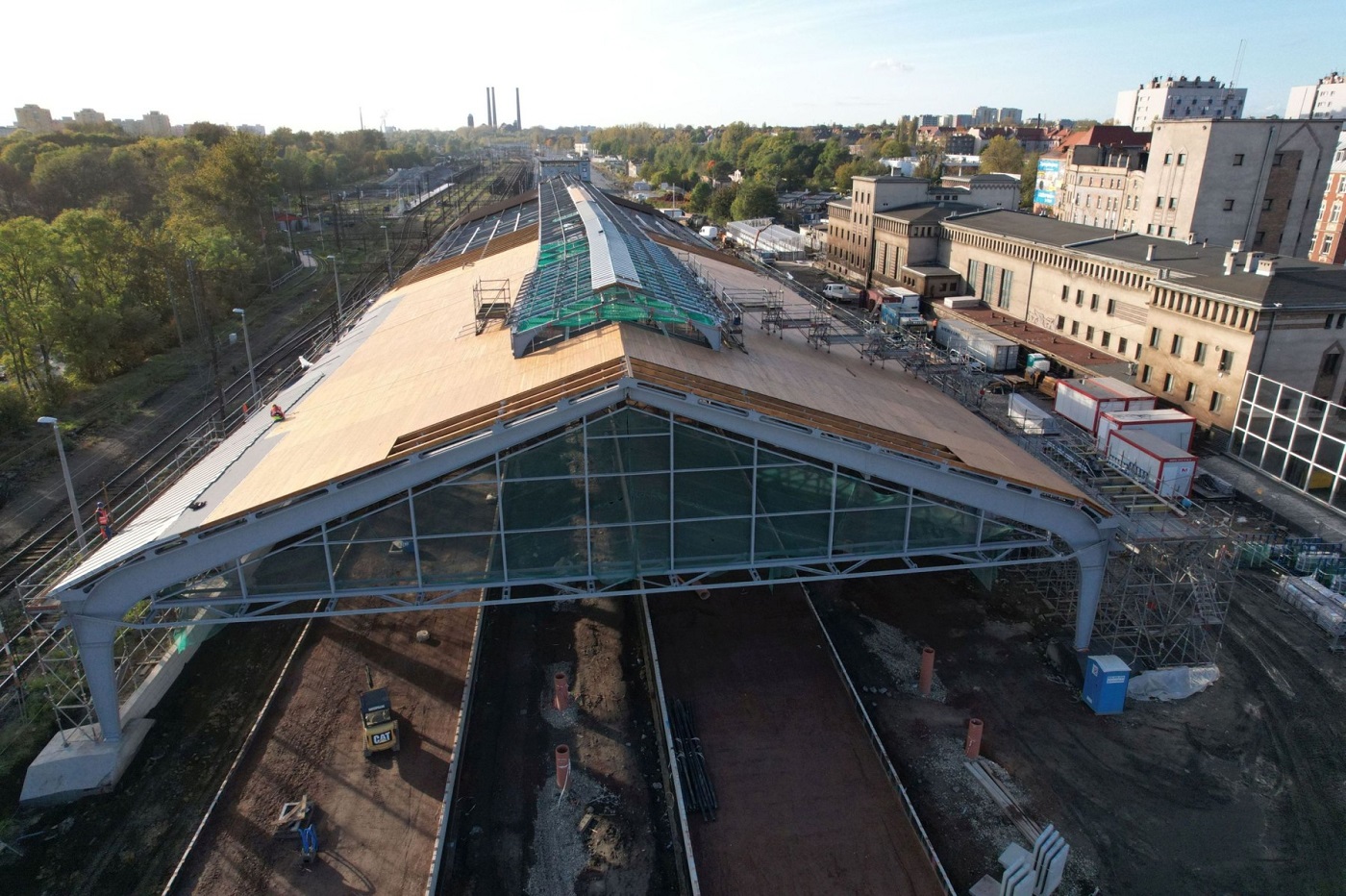 Rozpoczął się montaż na dachu hali peronowej nowego poszycia z blachy cynkowo - tytanowej