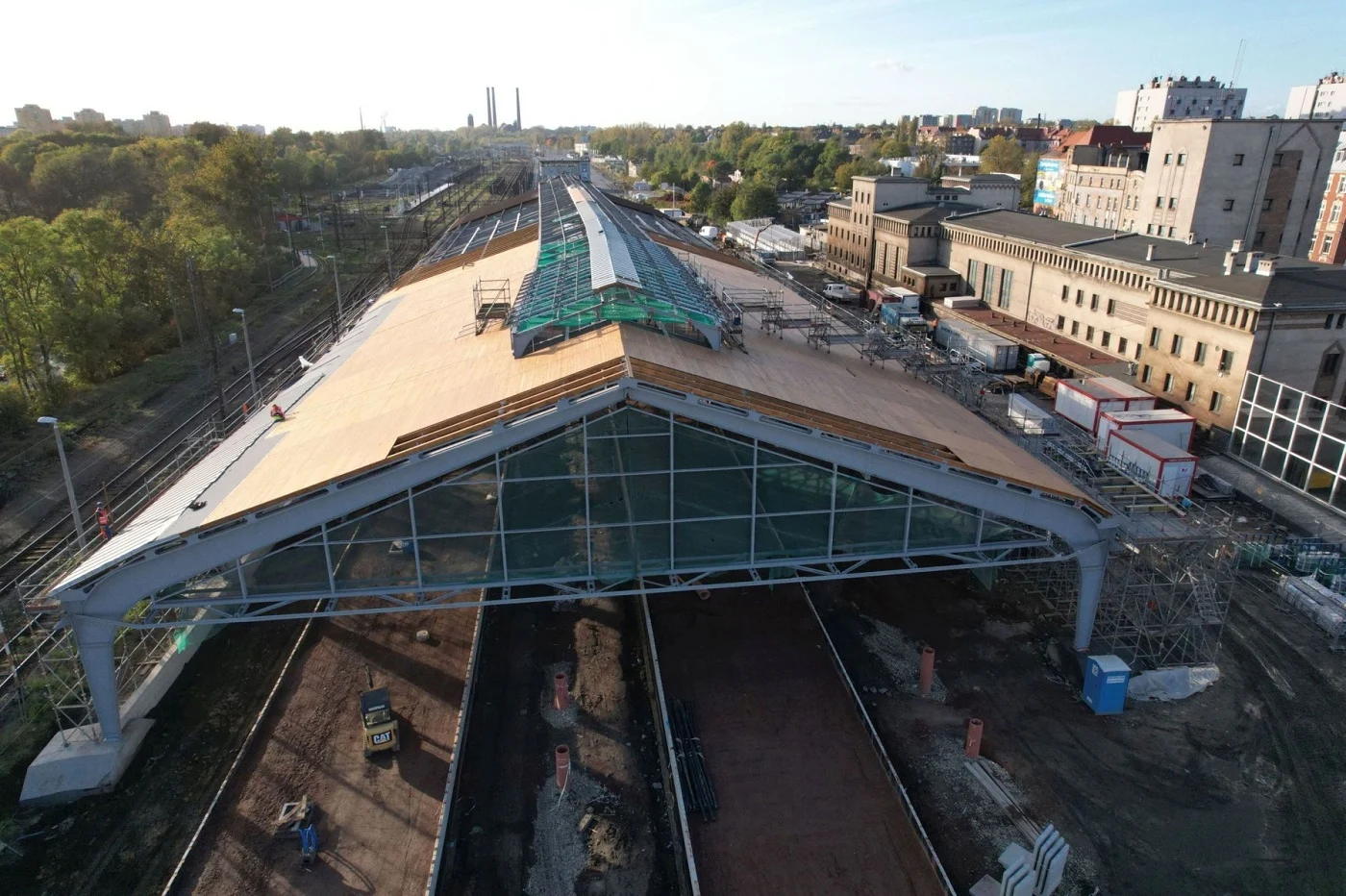 Rozpoczął się montaż na dachu hali peronowej nowego poszycia z blachy cynkowo - tytanowej