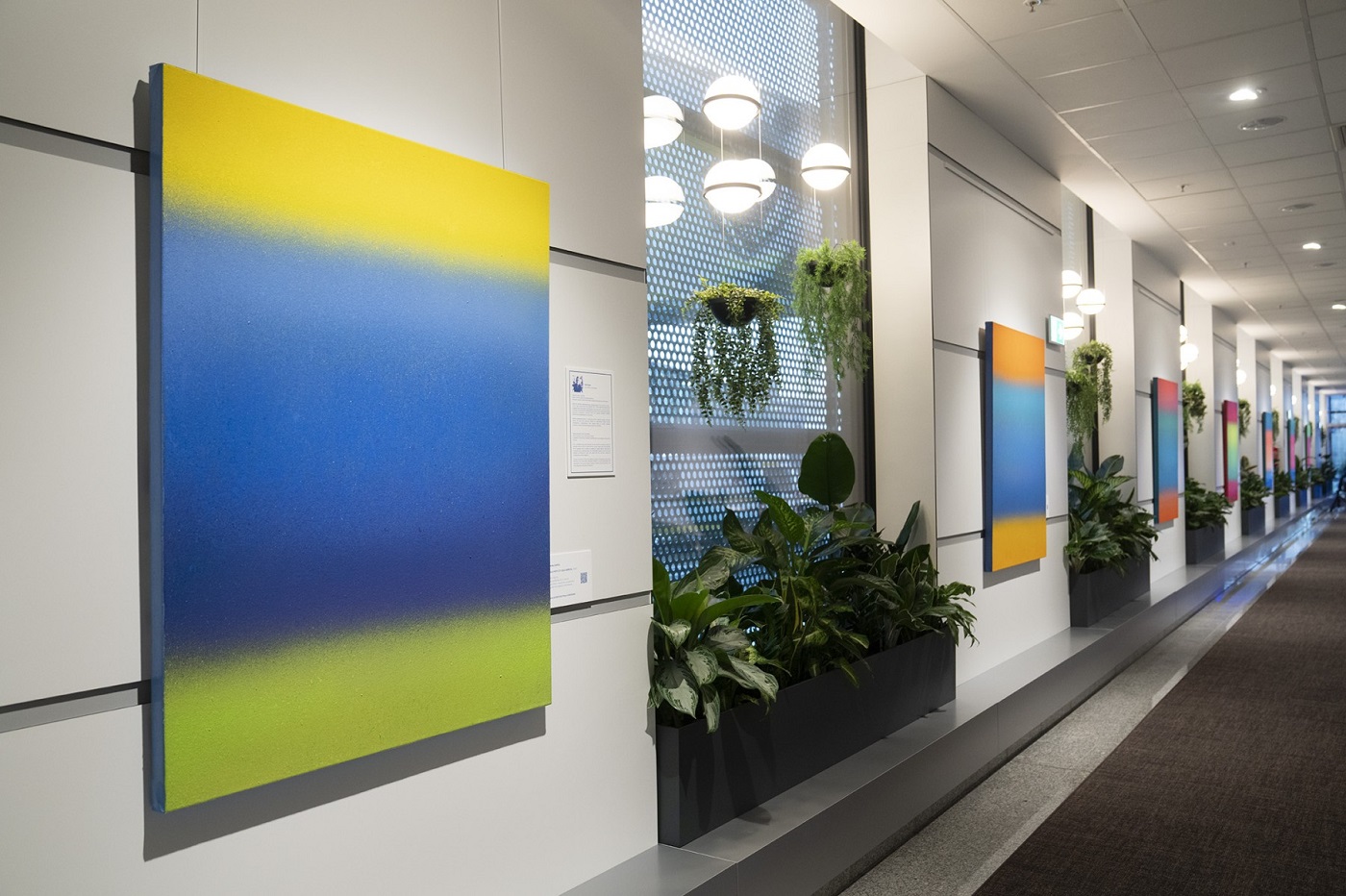 Cykl obrazów bytomskiego artysty na Lotnisku im. Fryderyka Chopina w Warszawie