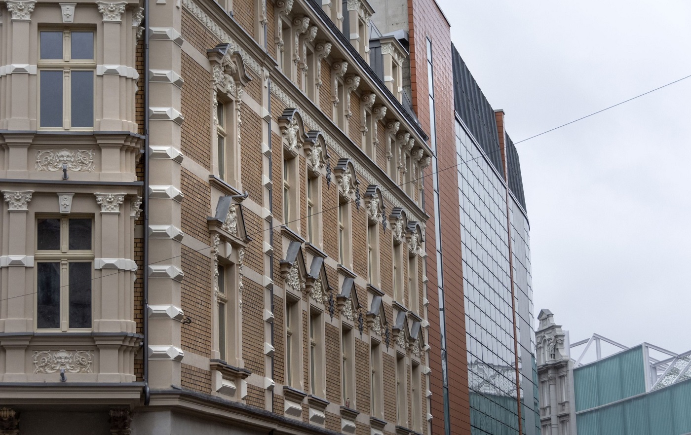 Kamienice na rogu Webera i Kwietniewskiego pięknieją