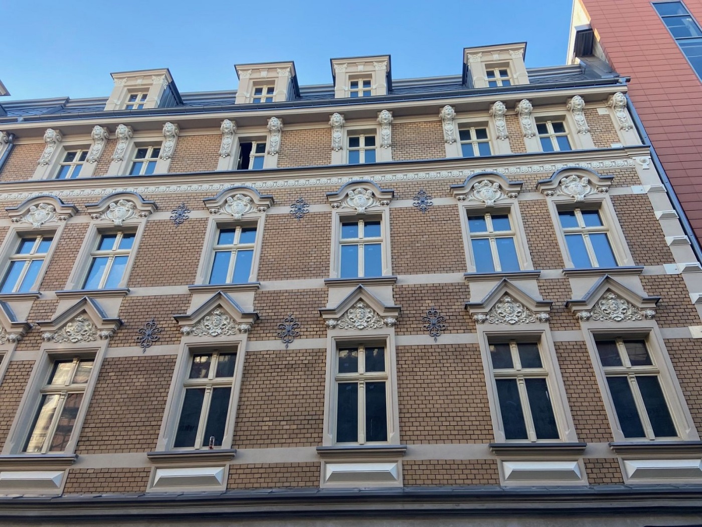 Kamienice na rogu Webera i Kwietniewskiego pięknieją