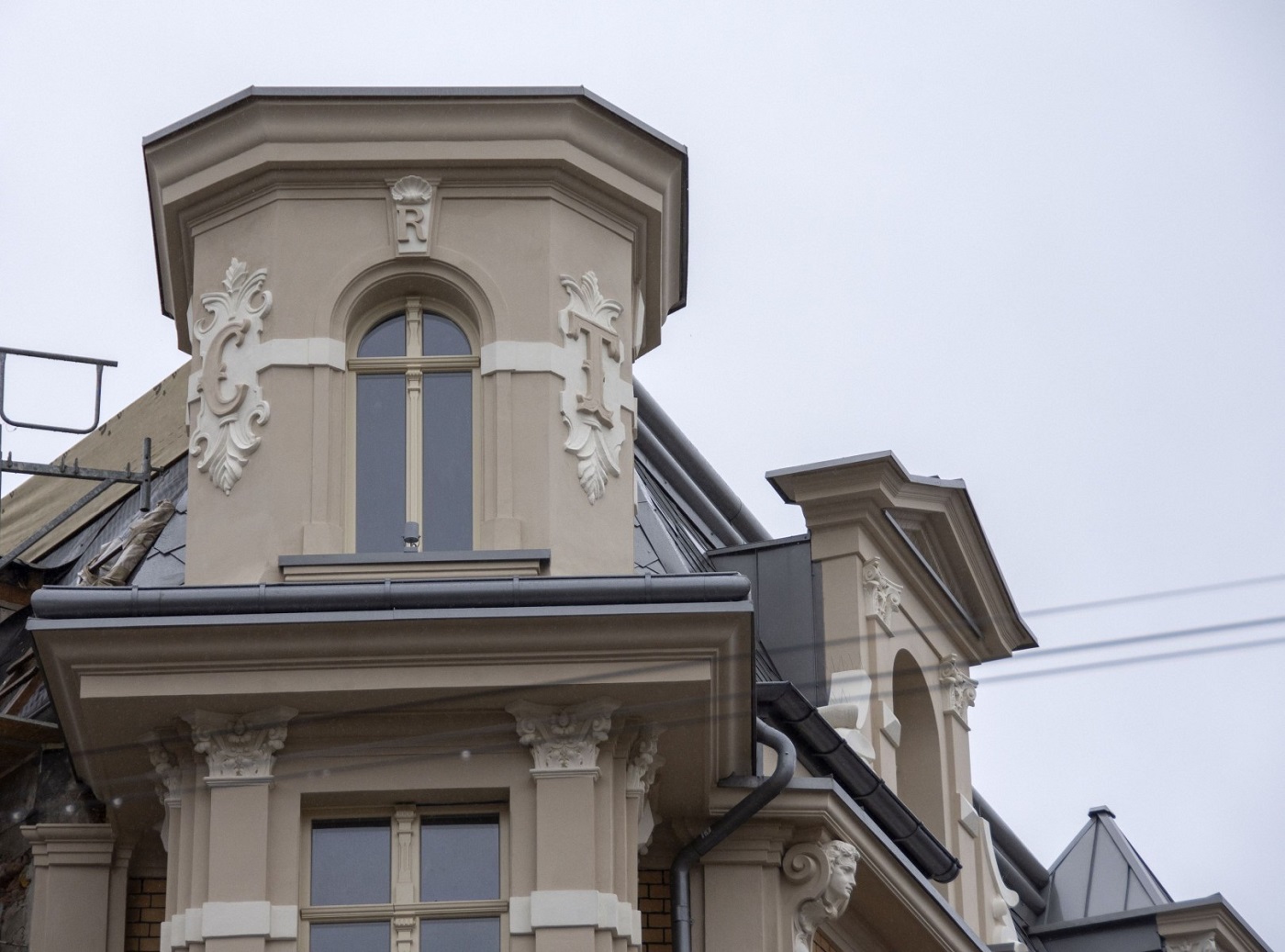 Kamienice na rogu Webera i Kwietniewskiego pięknieją