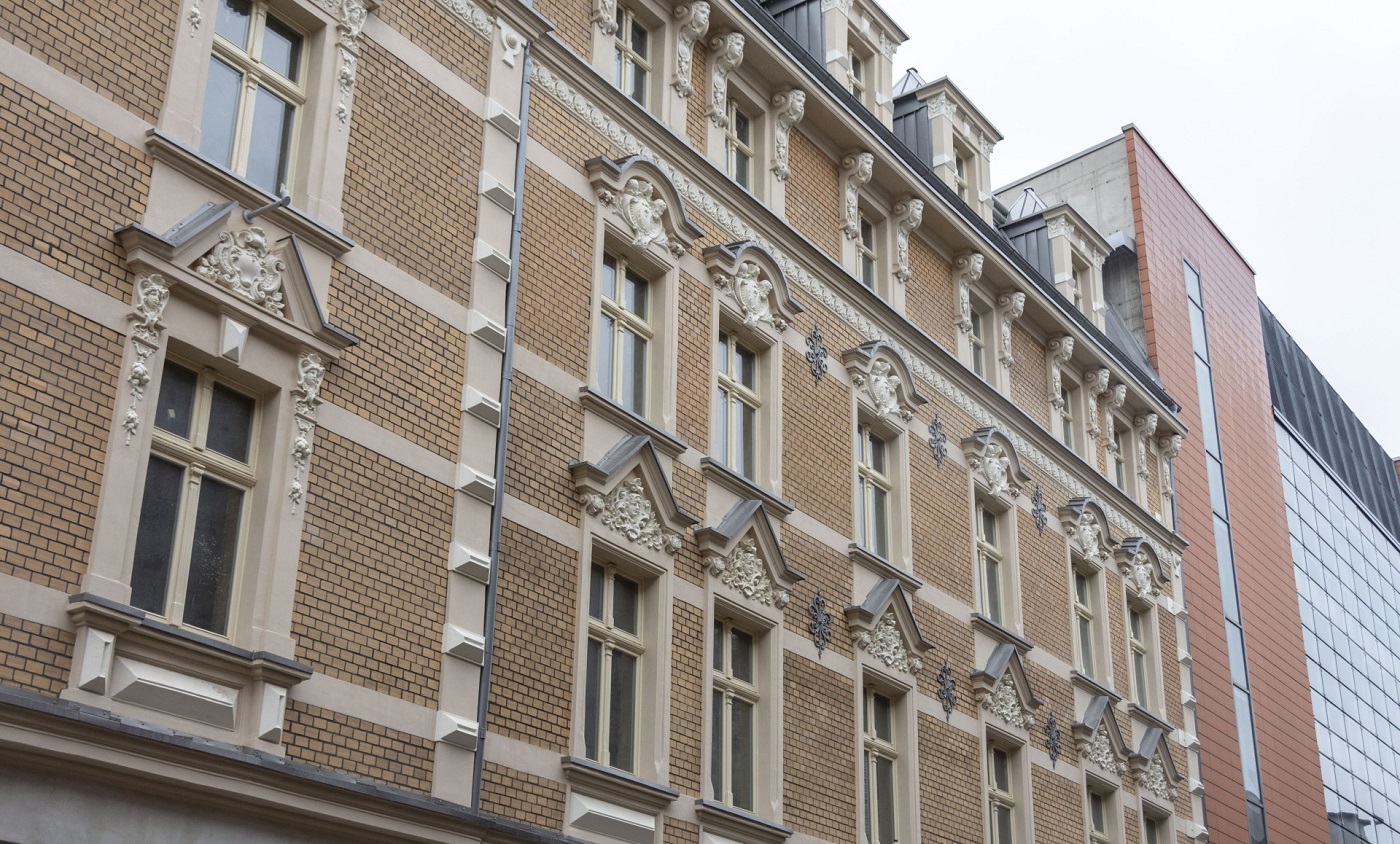 Kamienice na rogu Webera i Kwietniewskiego pięknieją