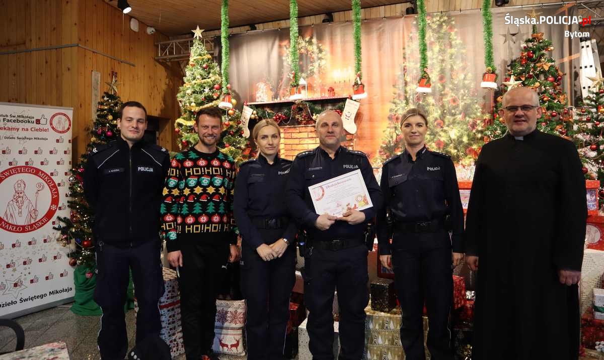 Bytomscy policjanci wspomogli "Dzieło Świętego Mikołaja"