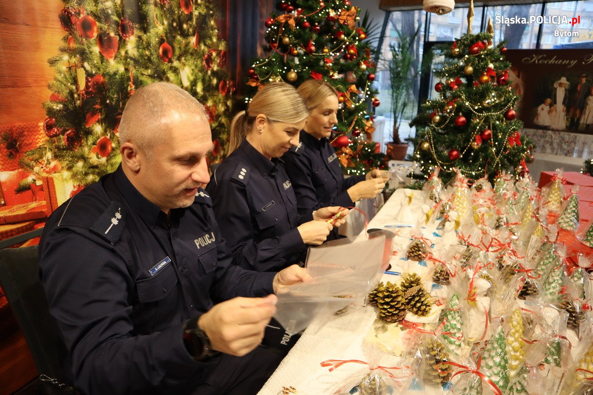 Bytomscy policjanci wspomogli "Dzieło Świętego Mikołaja"