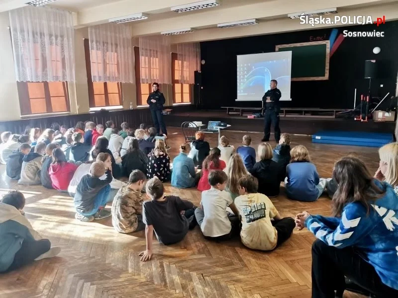 Sosnowieccy dzielnicowi odwiedzili SP nr 6 na Wawelu