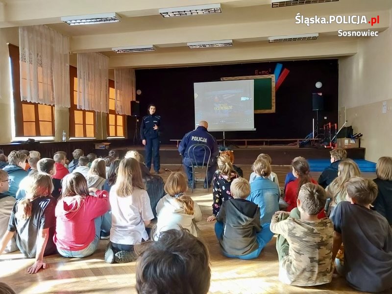 Sosnowieccy dzielnicowi odwiedzili SP nr 6 na Wawelu