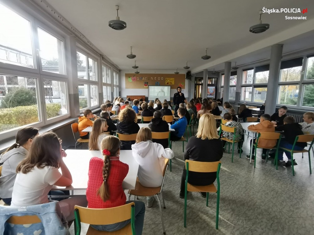 Sosnowieccy dzielnicowi o hejcie i cyberprzemocy z uczniami