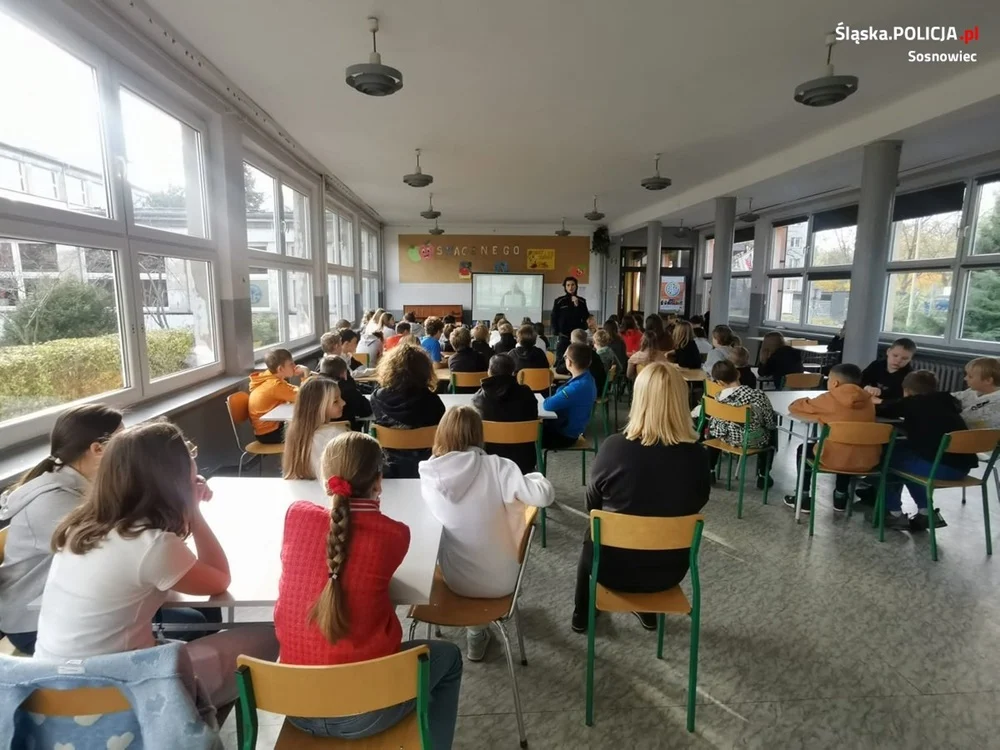 Sosnowieccy dzielnicowi o hejcie i cyberprzemocy z uczniami