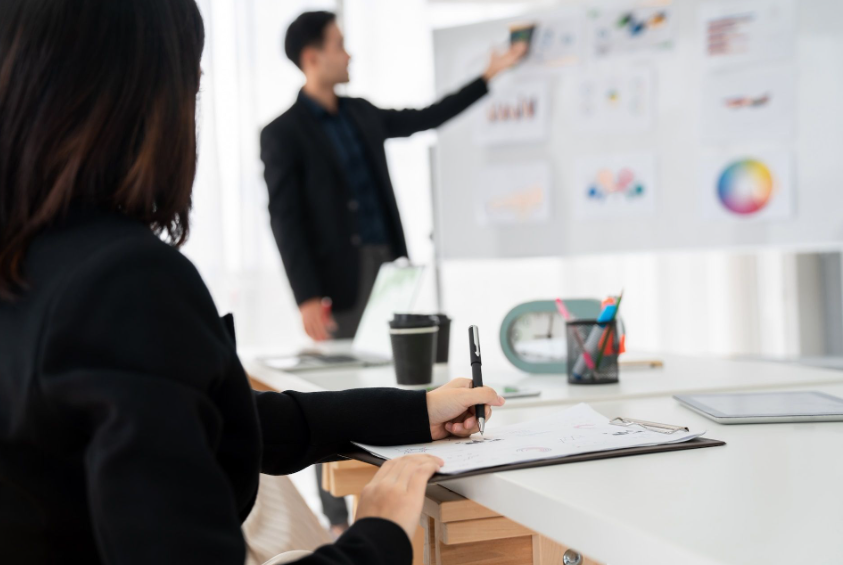 Nie tylko reklama – jak kompleksowe podejście agencji marketingowej może odmienić firmę?