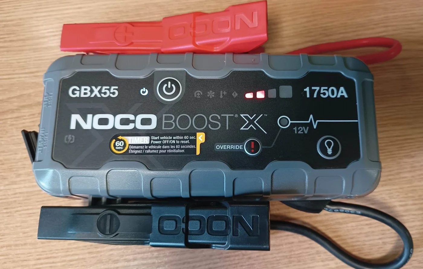 Jesienne wsparcie Strażników Miejskich dla kierowców z problemami akumulatorowymi