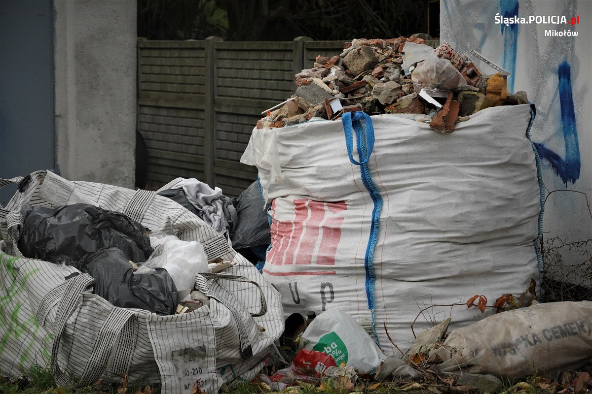 Mikołowska Policja przypomina - podrzucanie śmieci to wyłudzanie usługi!