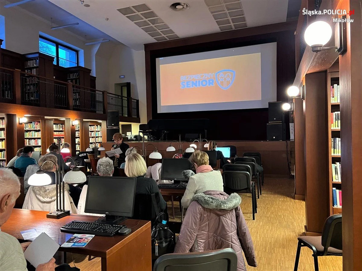 Policyjny profilaktyk na spotkaniu z mikołowskimi seniorami