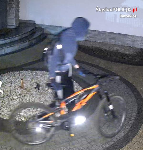 Policjanci poszukują dwójki złodziei. Straty oszacowano na 36 tys. zł! Rozpoznajesz ich?