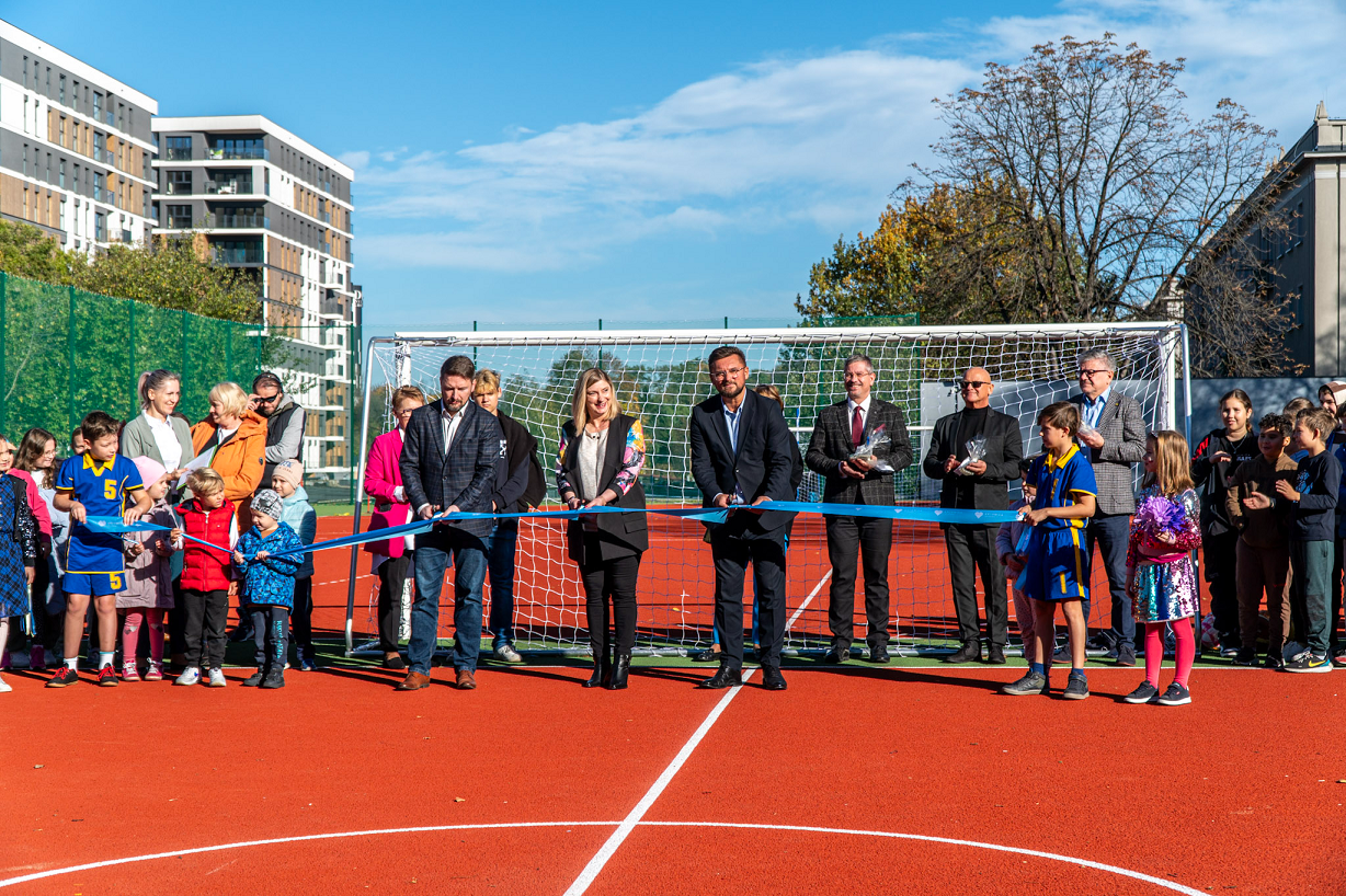 Uczniowie Zespołu Szkolno-Przedszkolnego nr 23 w Katowicach mają nowe boisko