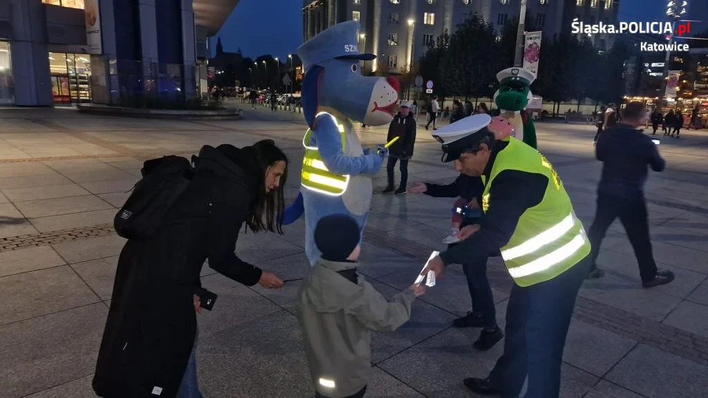 "Świeć przykładem - noś odblaski", czyli policyjna akcja na katowickim Rynku