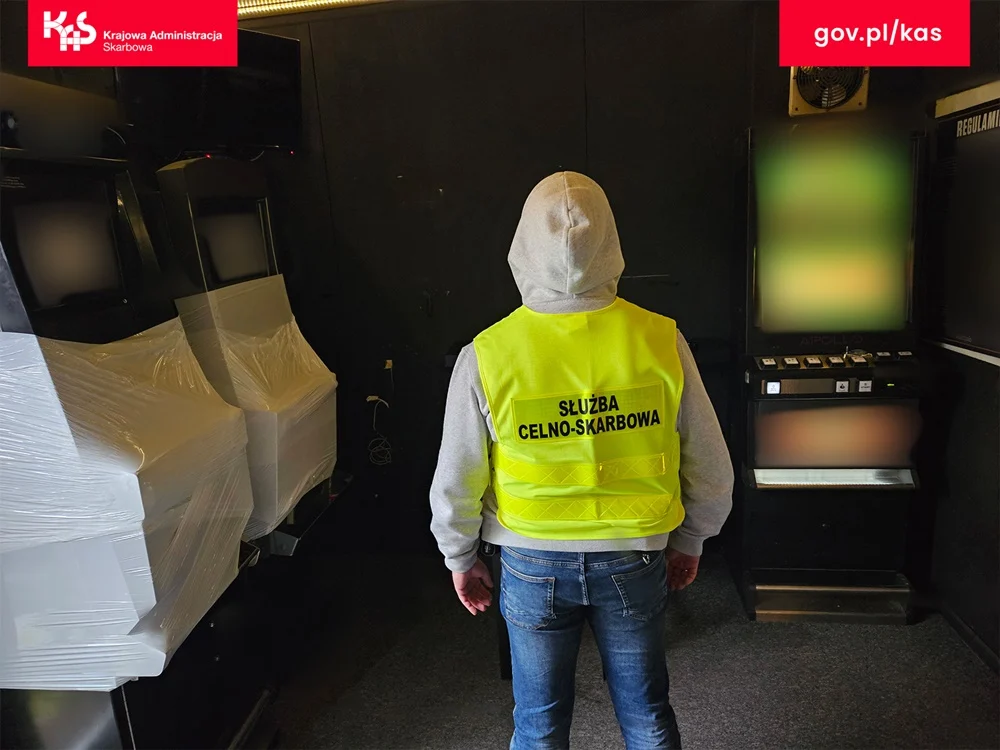 Śląska KAS uderza w nielegalny hazard w Częstochowie. Mundurowi zabezpieczyli 7 automatów!