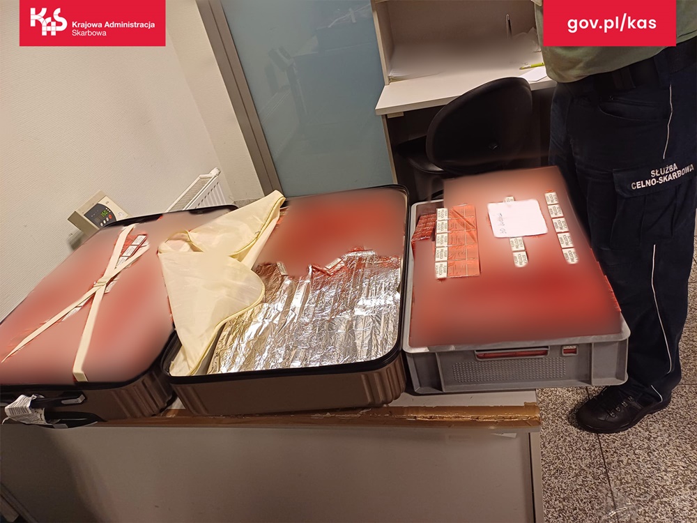 Katowice Pyrzowice: Blisko 36 tys. sztuk nielegalnych papierosów w walizkach Angolczyka