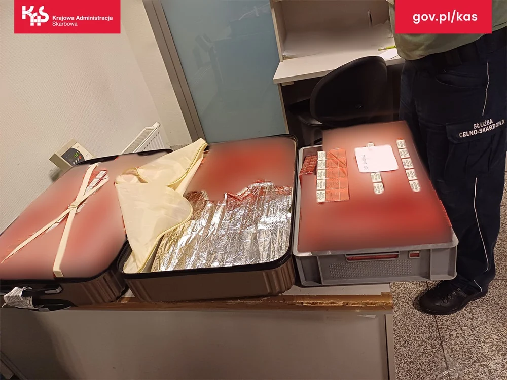 Katowice Pyrzowice: Blisko 36 tys. sztuk nielegalnych papierosów w walizkach Angolczyka