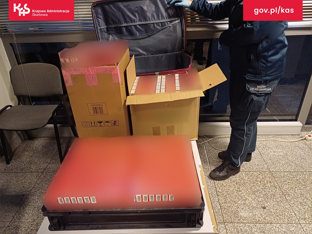 Katowice Pyrzowice: Blisko 36 tys. sztuk nielegalnych papierosów w walizkach Angolczyka