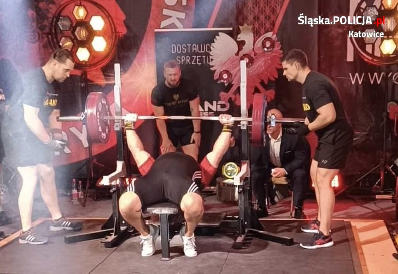 Katowicki policjant aż 4-krotnie stanął na podium w wyciskaniu sztangi leżąc!