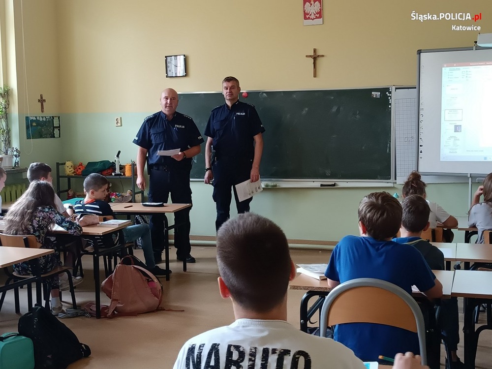 Katowiccy dzielnicowi o prawach dziecka z uczniami szkoły podstawowej