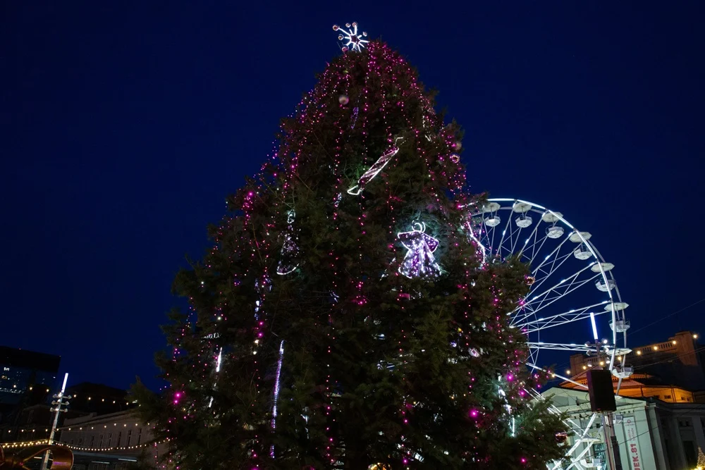 Na katowickim Rynku rozświetliła się choinka. Zobacz zdjęcia!