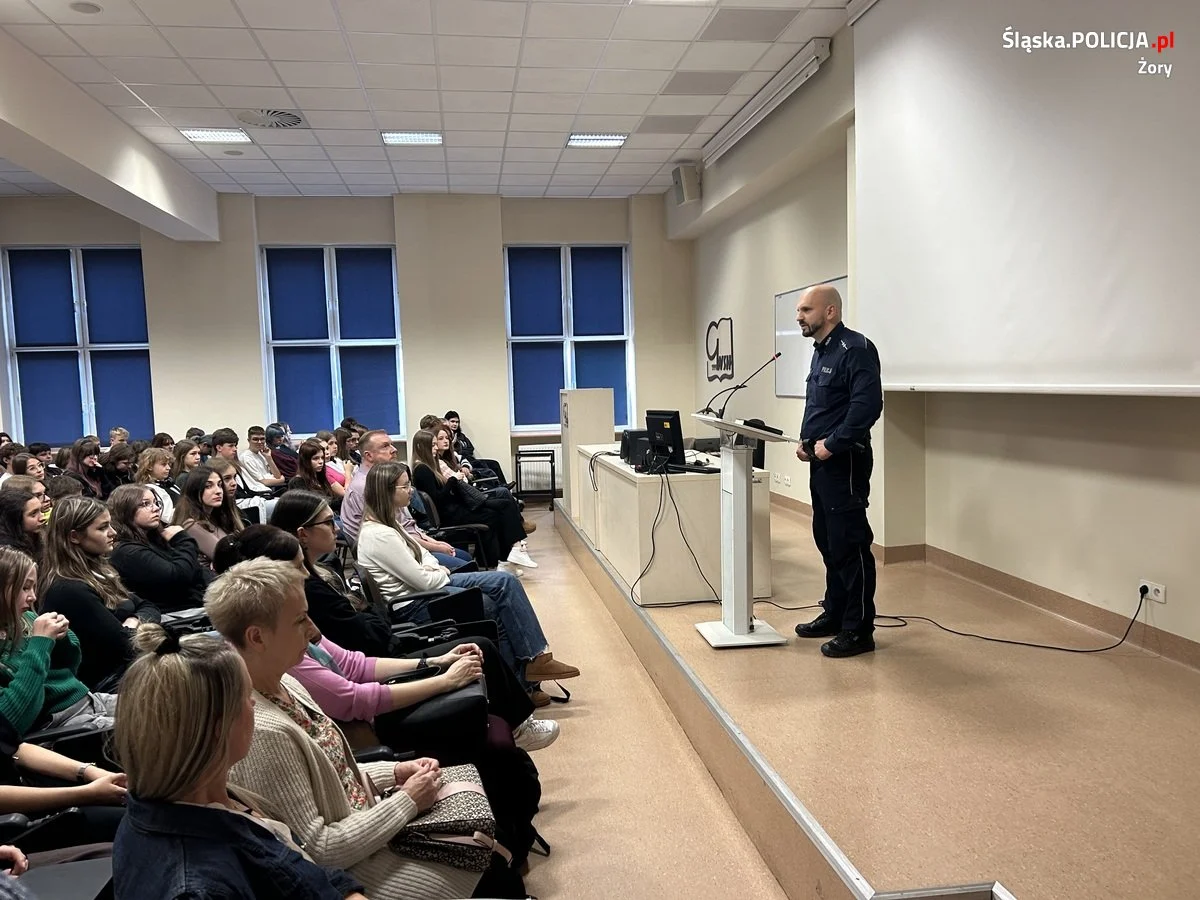 Policjanci rozmawiali z młodzieżą o zagrożeniach, które mogą spotkać