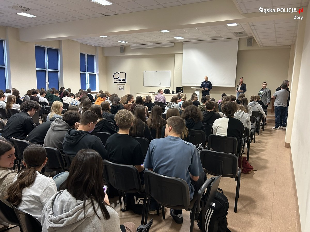 Policjanci rozmawiali z młodzieżą o zagrożeniach, które mogą spotkać