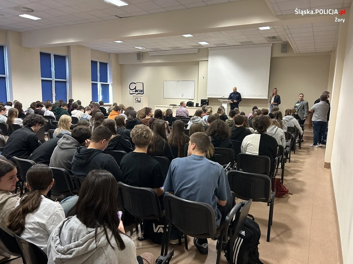 Policjanci rozmawiali z młodzieżą o zagrożeniach, które mogą spotkać