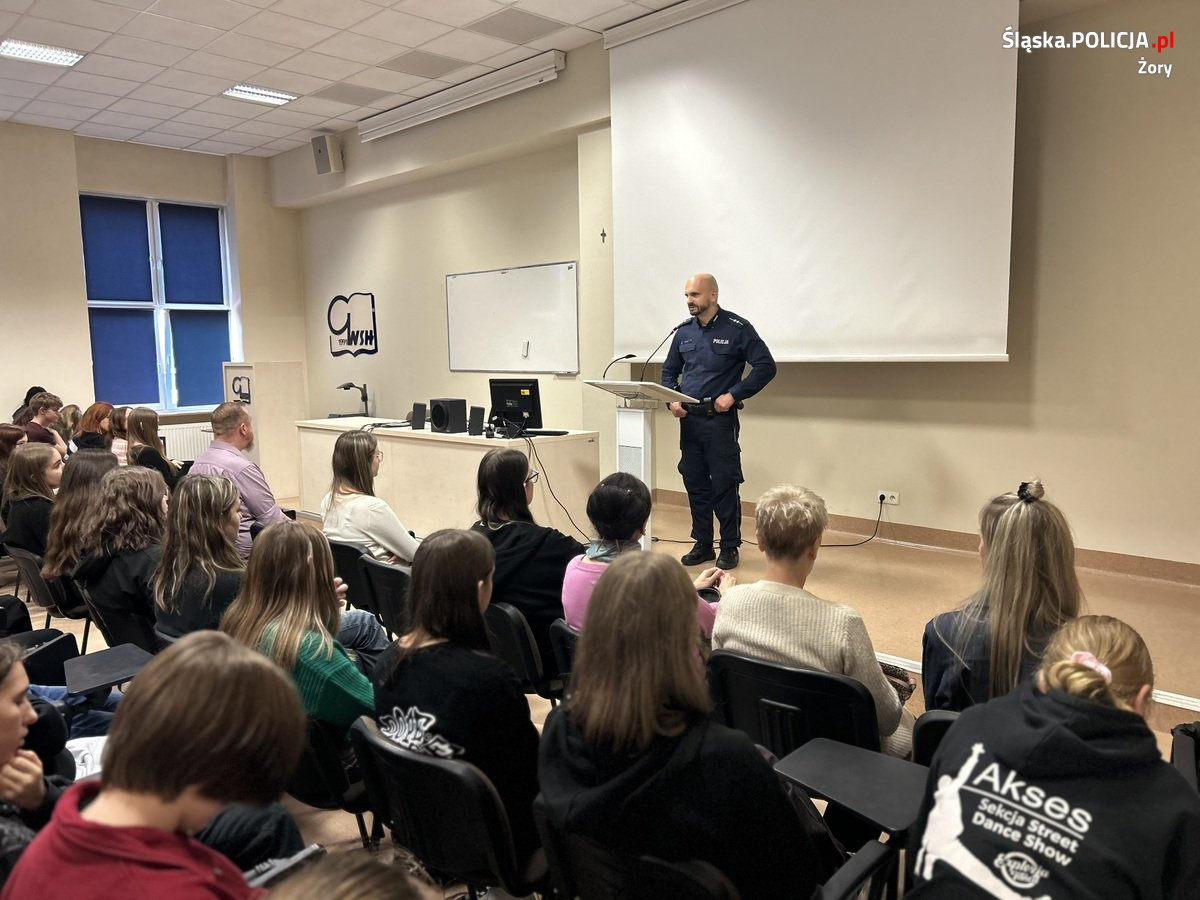 Policjanci rozmawiali z młodzieżą o zagrożeniach, które mogą spotkać