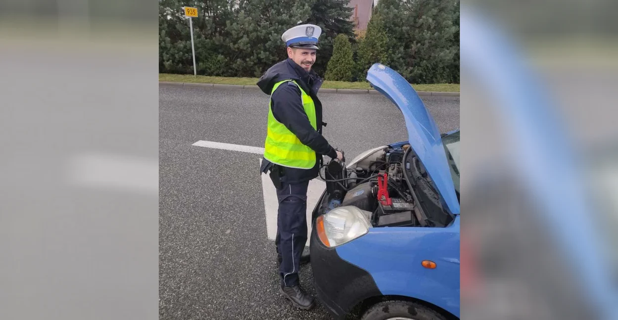 Policjanci pomogli uruchomić samochód, który zatrzymał się na skrzyżowaniu