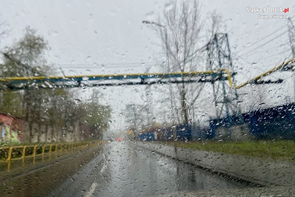 Zmienne warunki na drodze. Zachowaj ostrożność i zdejmij nogę z gazu!