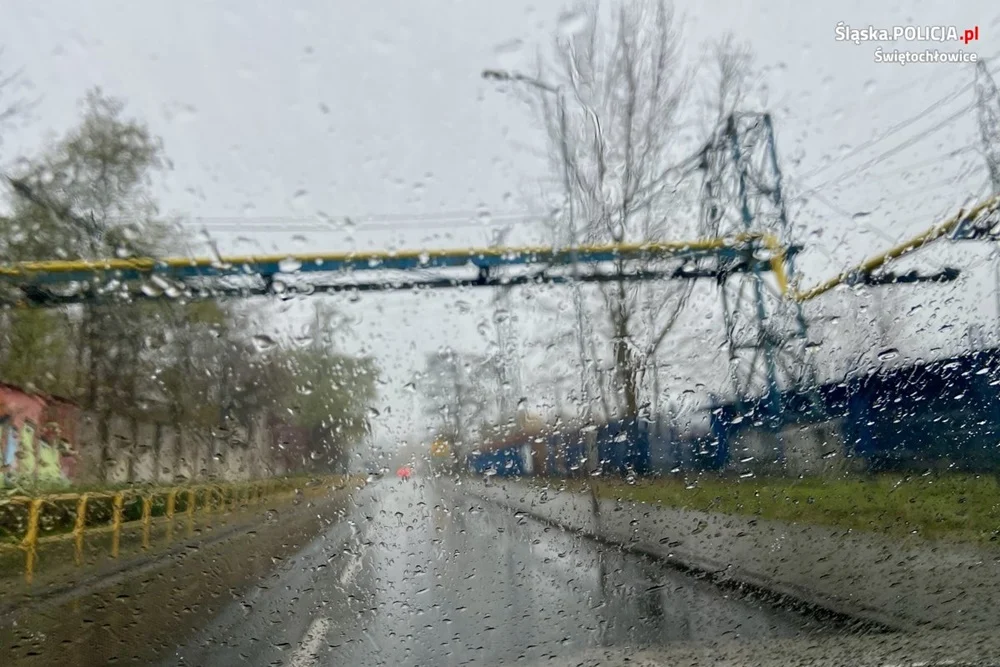 Zmienne warunki na drodze. Zachowaj ostrożność i zdejmij nogę z gazu!