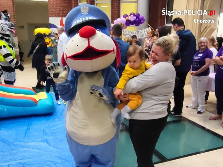 Policjanci odwiedzili dzieci w chorzowskim szpitalu