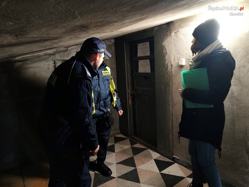 Chorzowscy mundurowi kontrolują pustostany i klatki schodowe