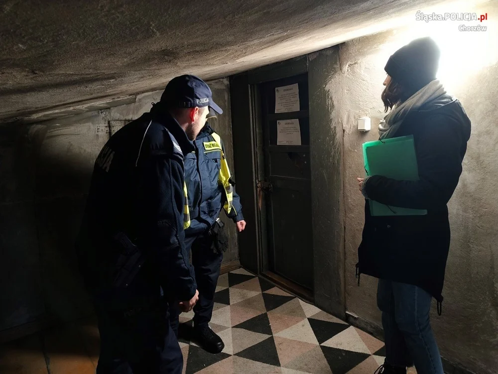 Chorzowscy mundurowi kontrolują pustostany i klatki schodowe