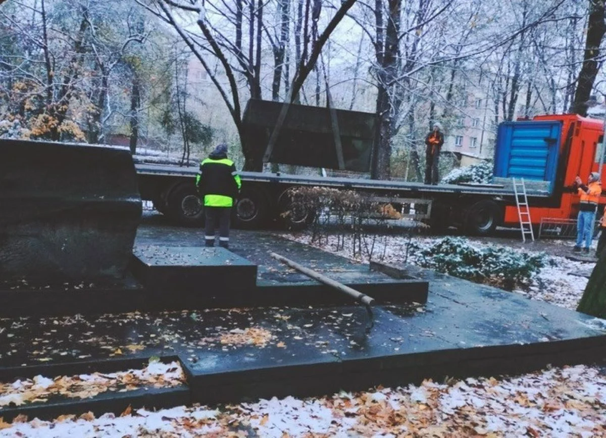 Demontaż pomnika pamięci żołnierzy Armii Czerwonej w Parku Hutników