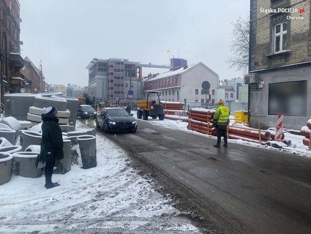 48-latek bez uprawnień kierował ruchem w Chorzowie. Mężczyzna miał prawie promil alkoholu!