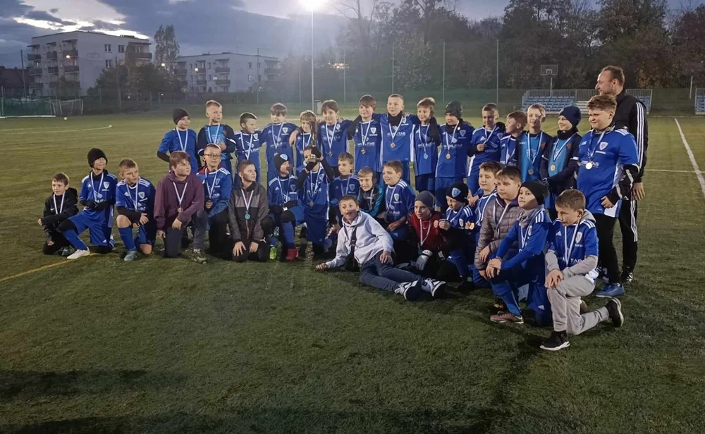 Wielki sukces MKS ŚLĄSK Demarko Świętochłowice! Młodzi piłkarze pokonali Chorzów