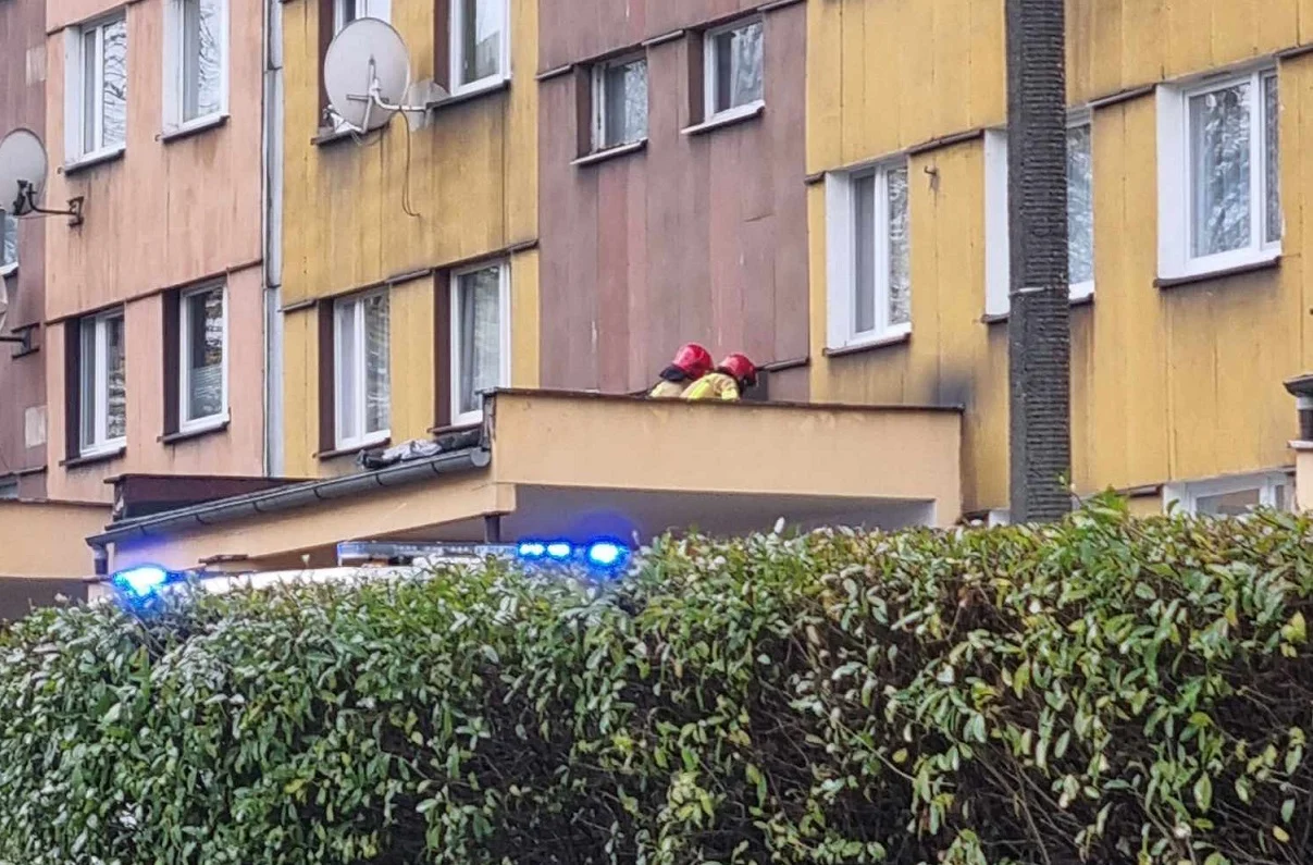 [Aktualizacja] Tragedia w Świętochłowicach. Z okna bloku wypadła kobieta!