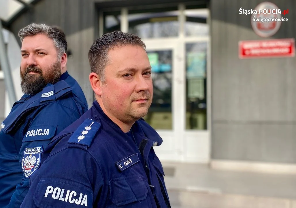 Świętochłowiccy mundurowi uratowali 90-latka. Mężczyzna wisiał na krawędzi dachu!