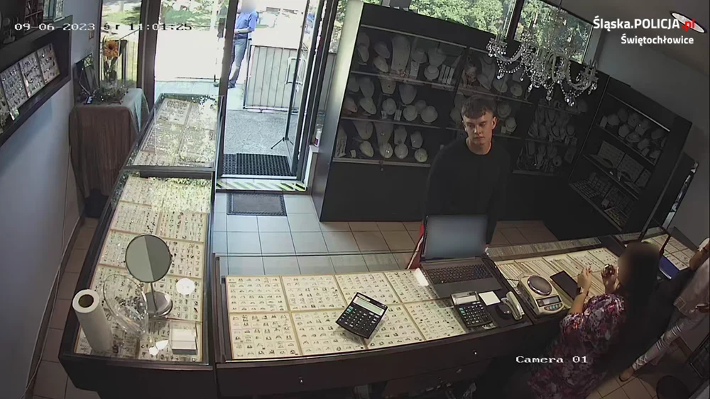 Oszustwo przy sprzedaży łańcuszka w Świętochłowicach. Poznajesz tego mężczyznę?